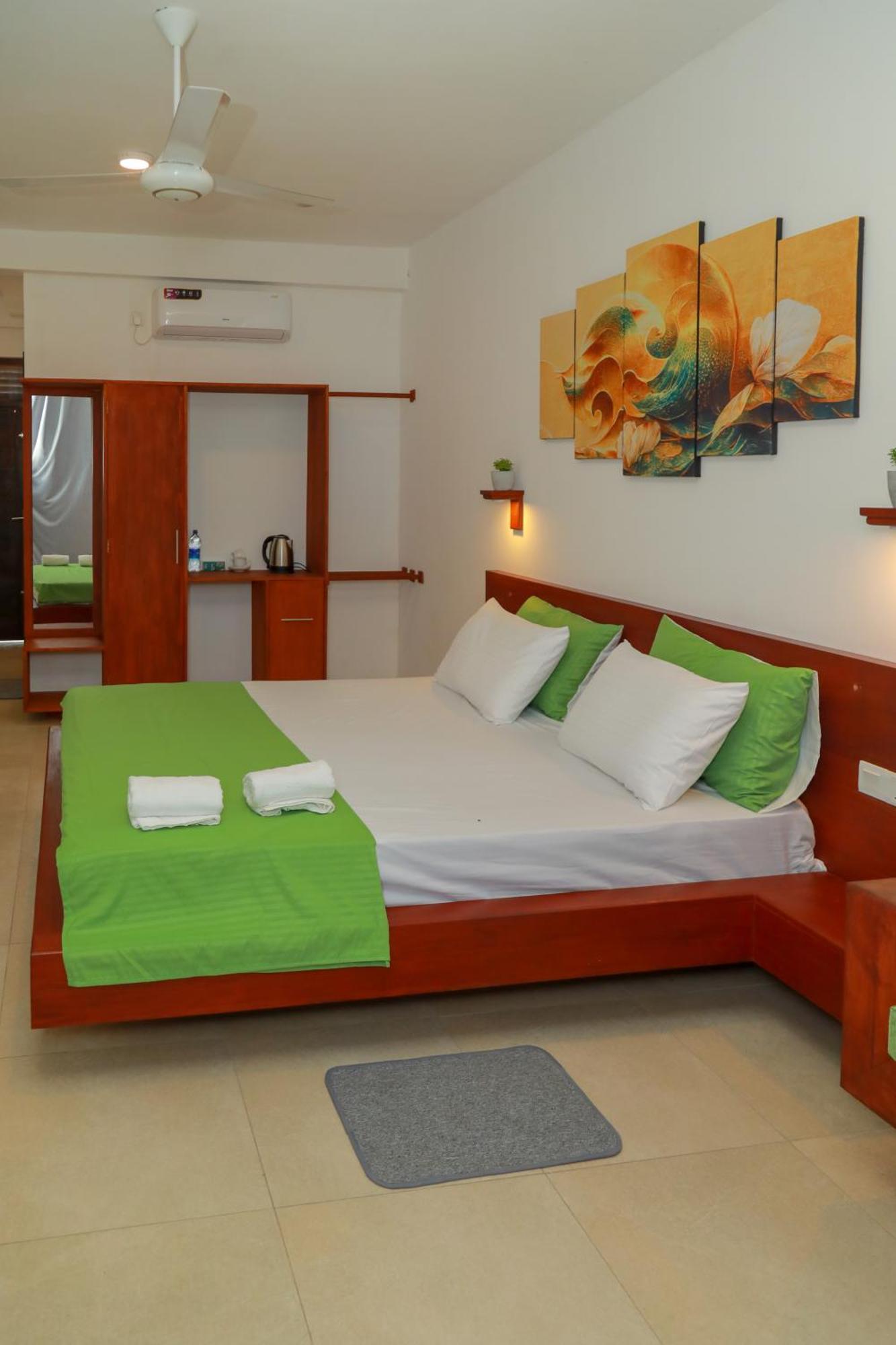 Traveller'S Hotel Хиккадува Экстерьер фото