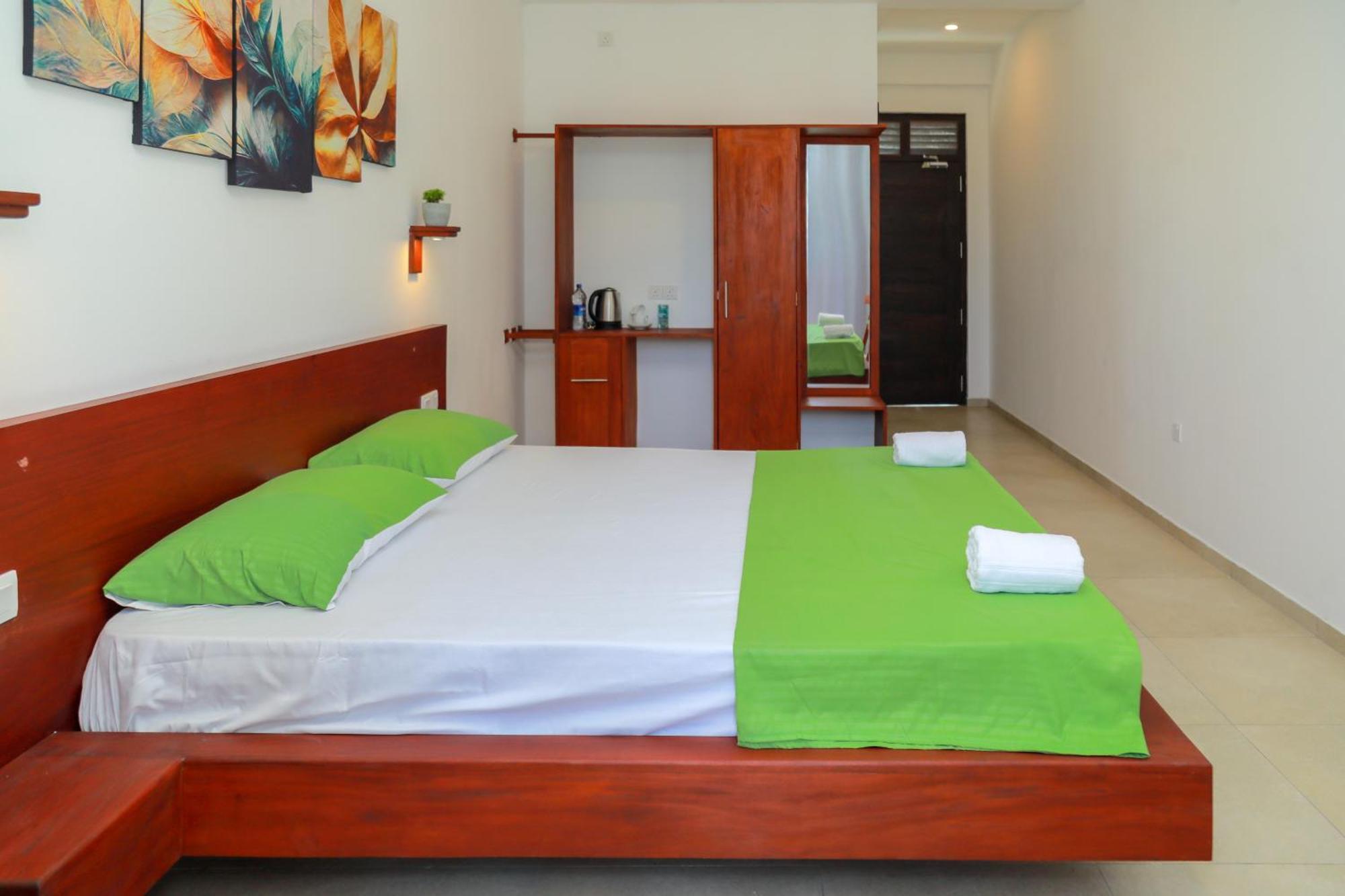Traveller'S Hotel Хиккадува Экстерьер фото