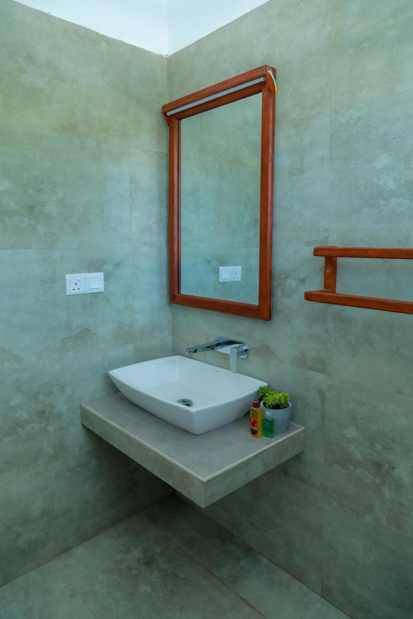 Traveller'S Hotel Хиккадува Экстерьер фото