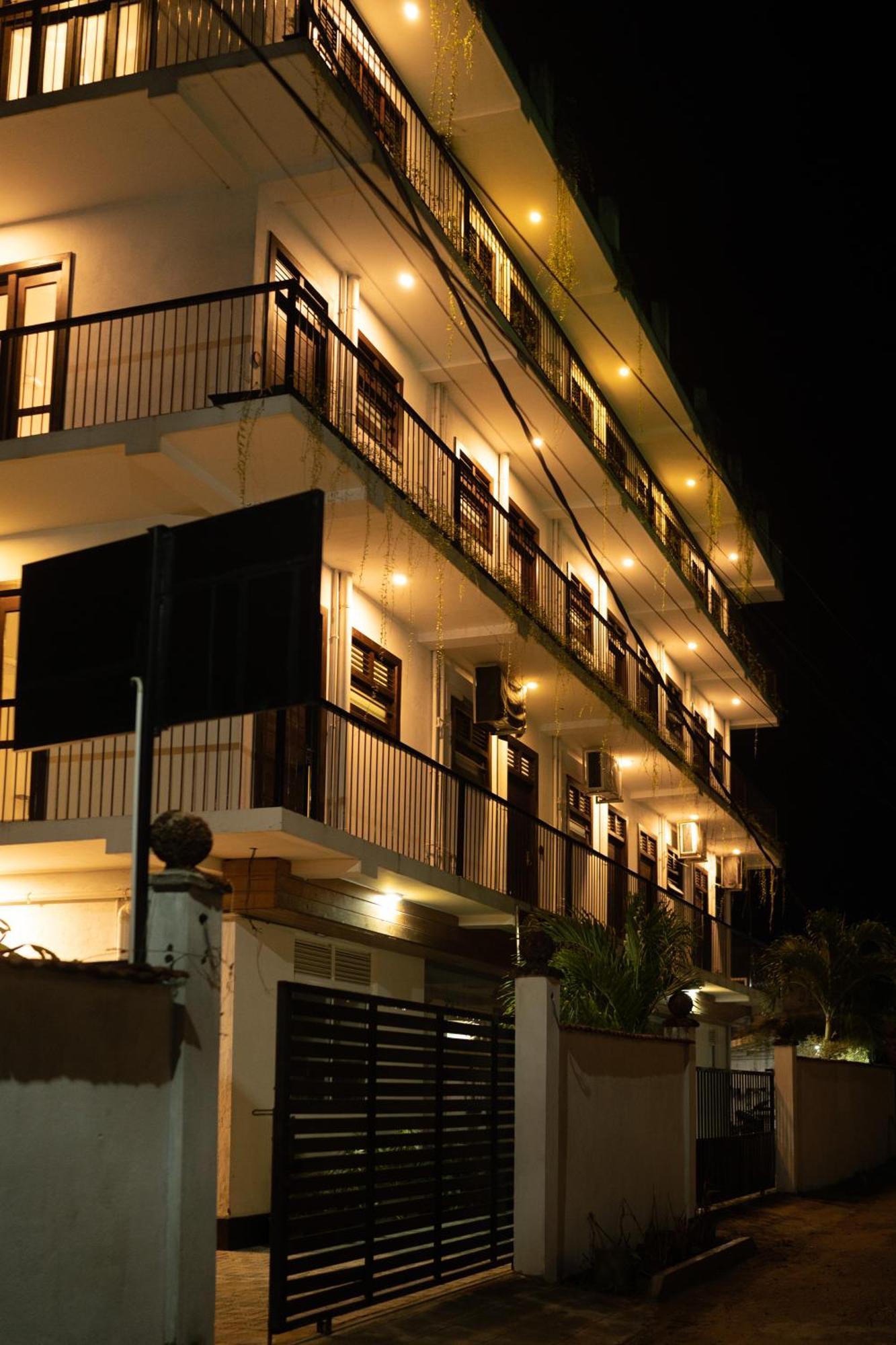 Traveller'S Hotel Хиккадува Экстерьер фото